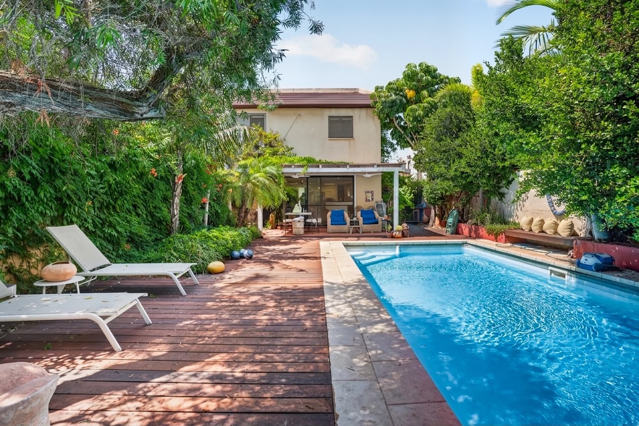 Spacious 6-Room Cottage with Pool in Ramat Poleg