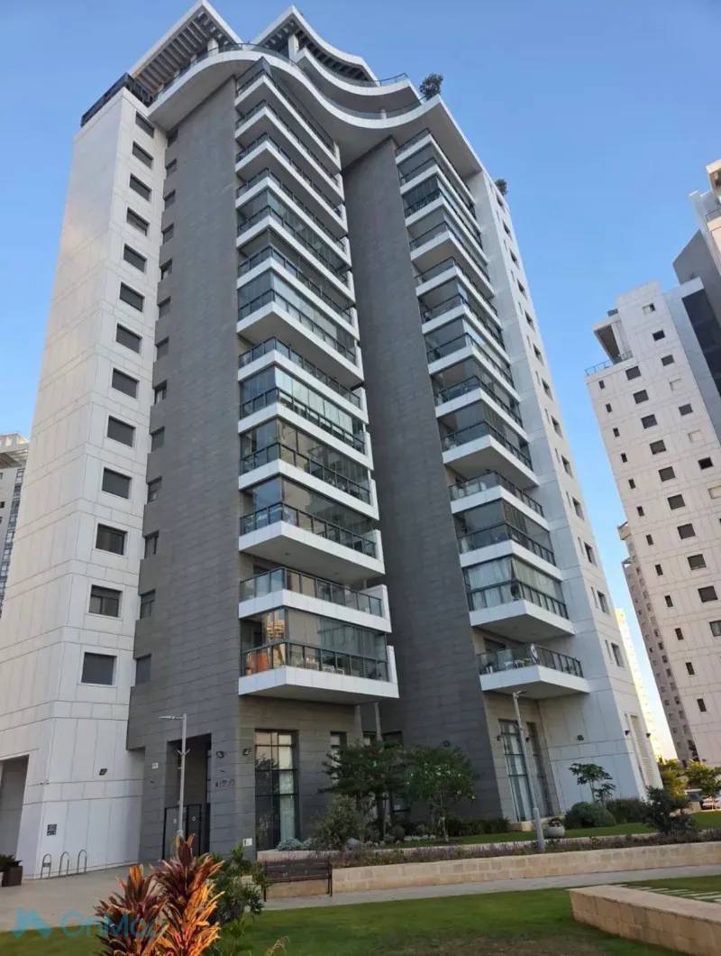 Magnifique appartement de 5 pièces au design soigné, rue נתן יונתן, à Ir Yamim