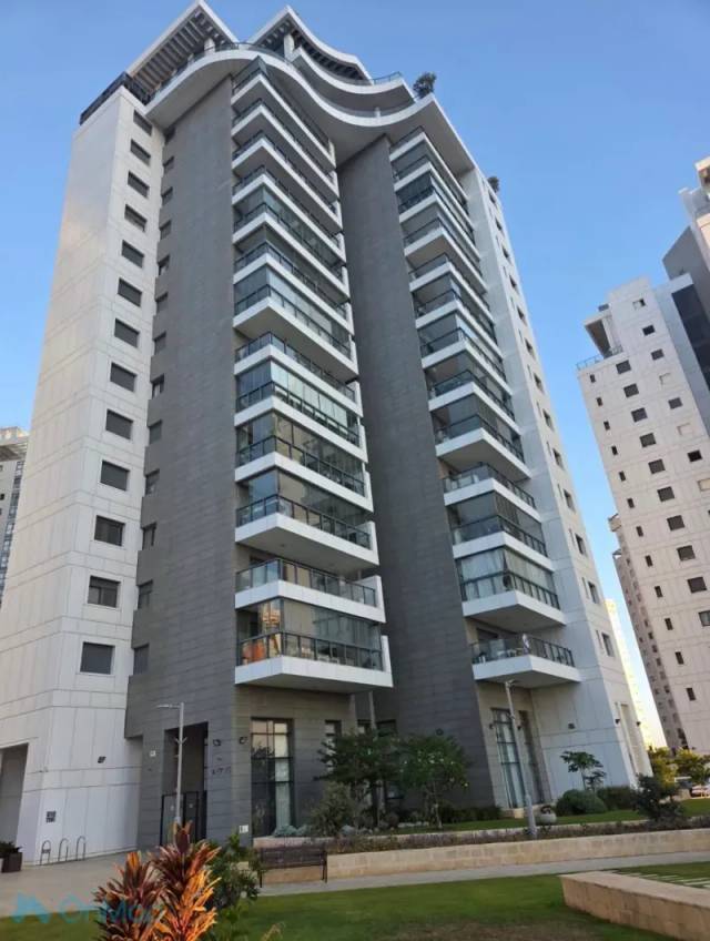 Beautifully Designed 5-Room Apartment in Natan Yonatan, Ir Yamim