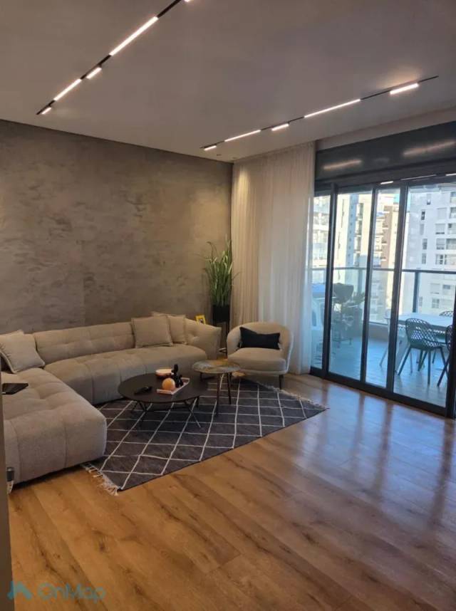 Beautifully Designed 5-Room Apartment in Natan Yonatan, Ir Yamim, Photo 4