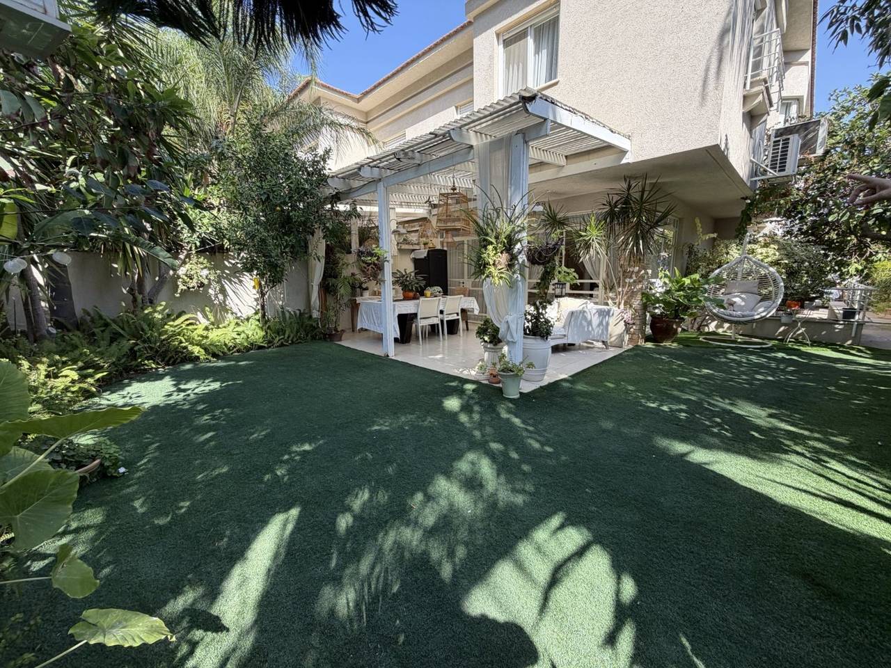 Cottage jumelé au design soigné avec un jardin magnifique et un logement en sous-sol – HaSahlav, Ramat Poleg – Photo 4