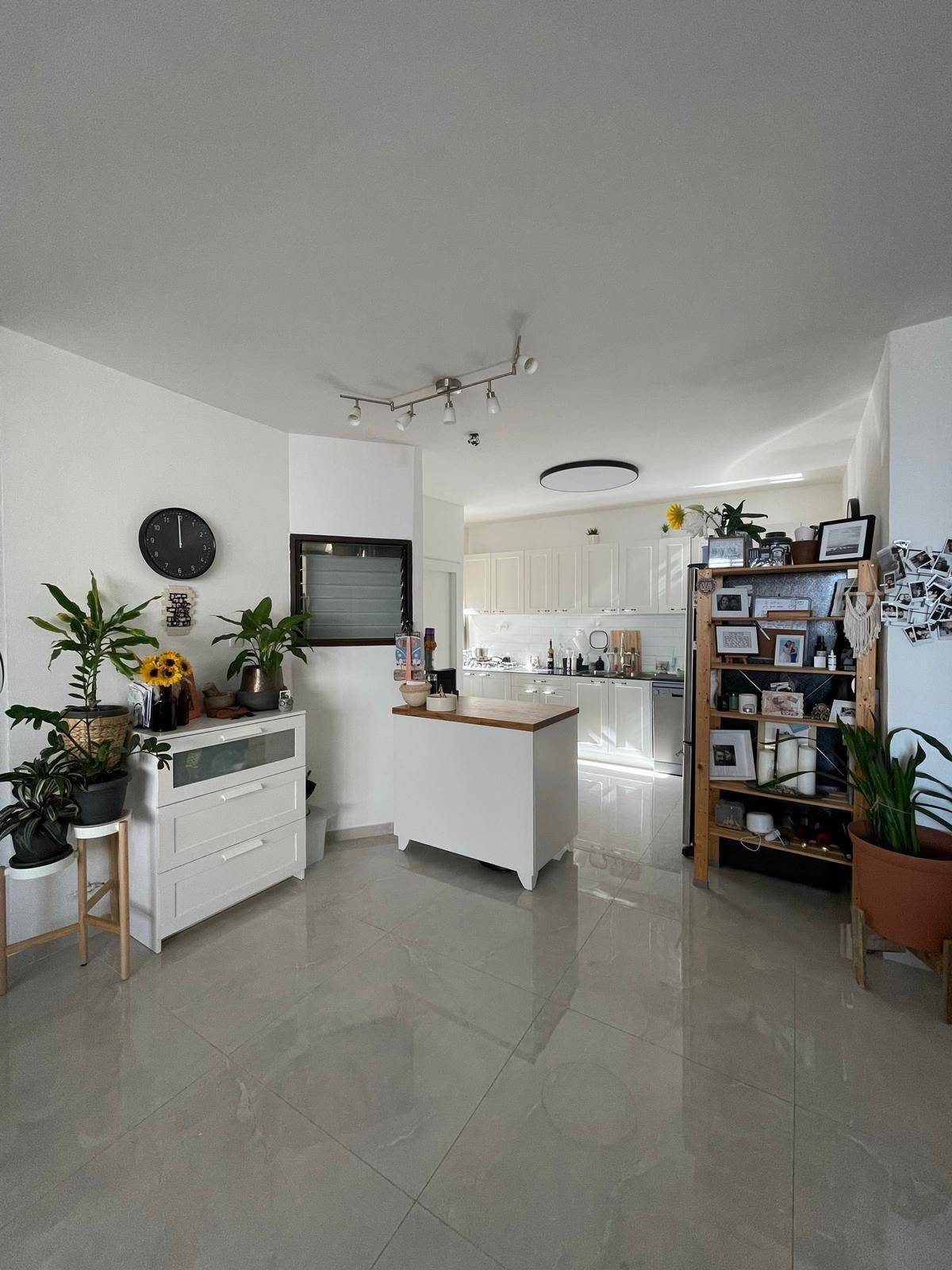 Appartement rénové de 4 pièces dans un emplacement central à Netanya – Photo 2