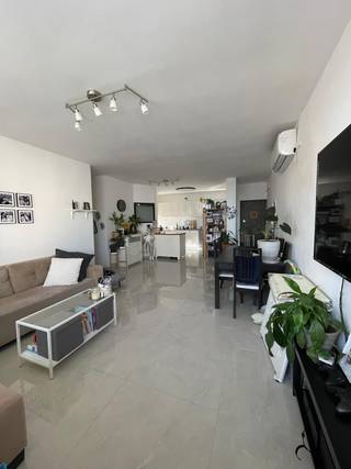 Appartement rénové de 4 pièces dans un emplacement central à Netanya – Photo 3