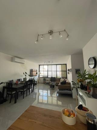 Appartement rénové de 4 pièces dans un emplacement central à Netanya – Photo 4