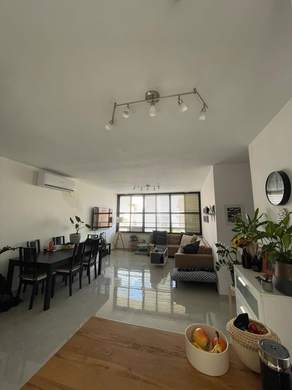 Appartement rénové de 4 pièces dans un emplacement central à Netanya – Photo 4